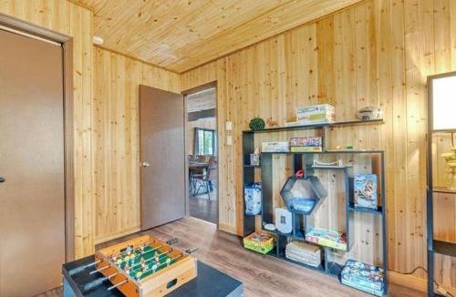 Tobyhanna House | Cabin Retreat with Hot Tub