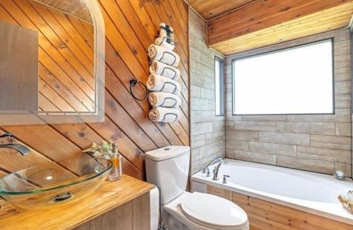 Tobyhanna House | Cabin Retreat with Hot Tub