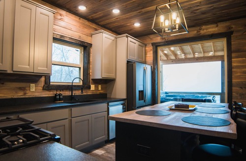 Jasper Cabin | Cabin retreat in the Ozark mountains-4 miles from downtown Jasper Dog Friendly!