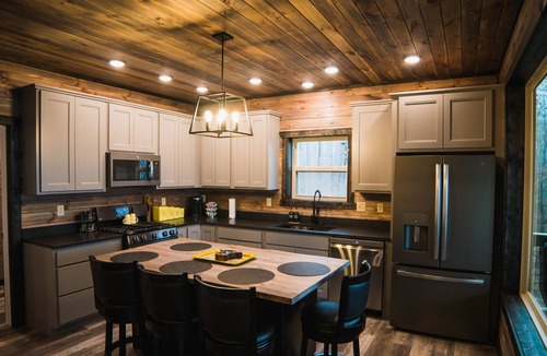 Jasper Cabin | Cabin retreat in the Ozark mountains-4 miles from downtown Jasper Dog Friendly!