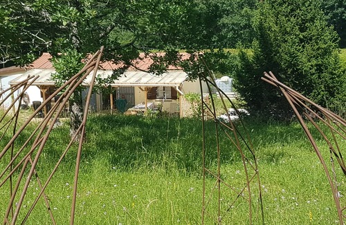 Sougeres-en-Puisaye Cottage | Cabin - Sleeps 2 - Garden - Parking