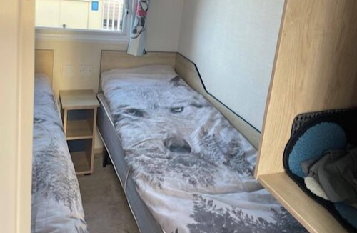 Watchet Cabin | Cabin - Sleeps 4 - Pets Ok - Balcony - Parking