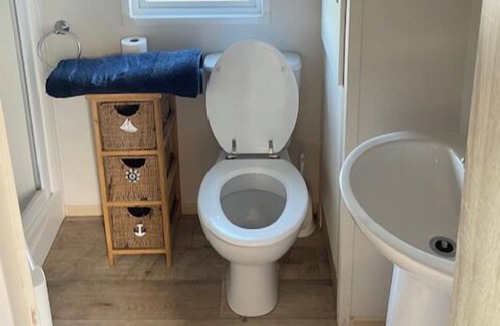 Watchet Cabin | Cabin - Sleeps 4 - Pets Ok - Balcony - Parking