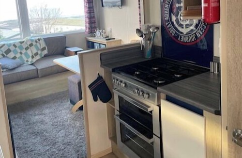 Watchet Cabin | Cabin - Sleeps 4 - Pets Ok - Balcony - Parking