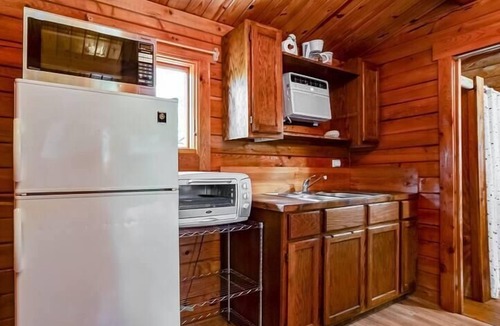Blanco Cabin | Cabin - The Sunny Daze Cabin is a cozy log cabin located in the Heart of the Texas Hill Country