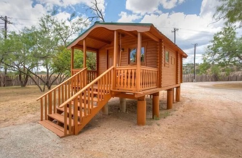Blanco Cabin | Cabin - The Sunny Daze Cabin is a cozy log cabin located in the Heart of the Texas Hill Country