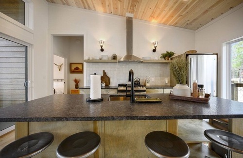 Broken Bow Cabin | Cabin w/Heated Pool, Pickleball Court Access & Spacious Deck
