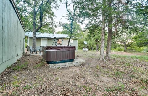 Valley View Apartment | Cabin w/Hot Tub in Valley View: Pets Welcome!
