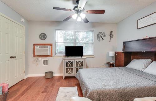 Valley View Apartment | Cabin w/Hot Tub in Valley View: Pets Welcome!