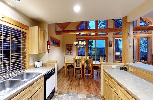 Klamath Falls House | Cabin w/Mountain Views & Shared Pool & Hot Tub