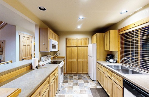 Klamath Falls House | Cabin w/Mountain Views & Shared Pool & Hot Tub