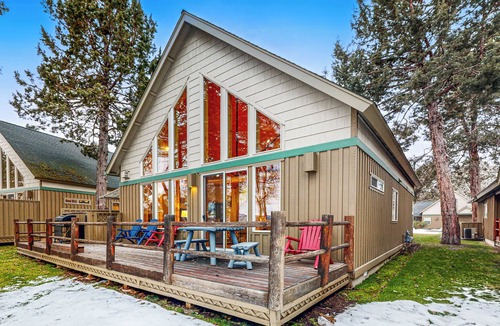 Klamath Falls House | Cabin w/Mountain Views & Shared Pool & Hot Tub