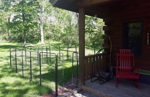 Lodi Cabin | Cabin w private hot tub - dog-friendly