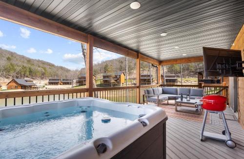 Hollister House | Cabin w Pvt Hot Tub-Outdoor TV-2 Bunk Rooms-Cmty Indoor Pool-Water View-Free Tickets