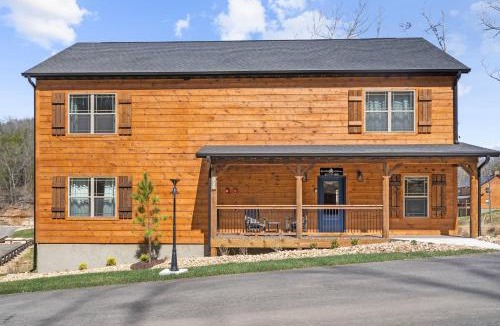 Hollister House | Cabin w Pvt Hot Tub-Outdoor TV-2 Bunk Rooms-Cmty Indoor Pool-Water View-Free Tickets