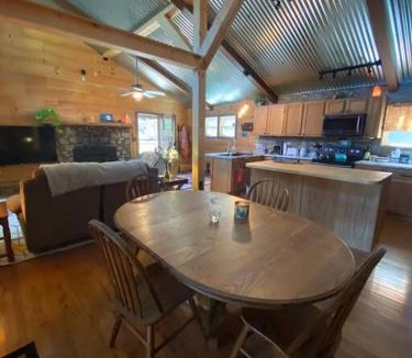Hot Springs House | Cabin with a view in Hot Springs—walk to AT