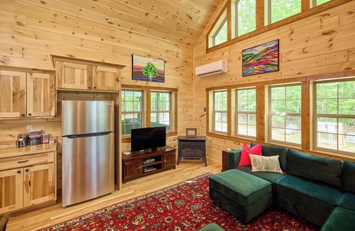 Sewanee Cabin | Cabin with Fishing Pond and Gorgeous Bluff Views!