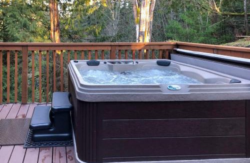 Shelton House | Cabin with Hot Tub, 25 Mi to Olympic Natl Park