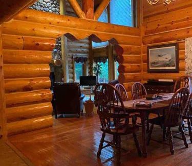 Kesley House | Cabin with Hot Tub on the River