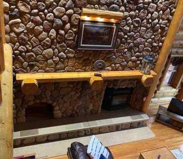 Kesley House | Cabin with Hot Tub on the River