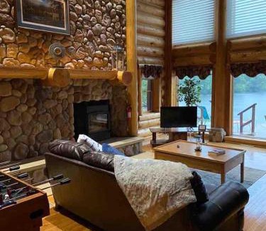 Kesley House | Cabin with Hot Tub on the River