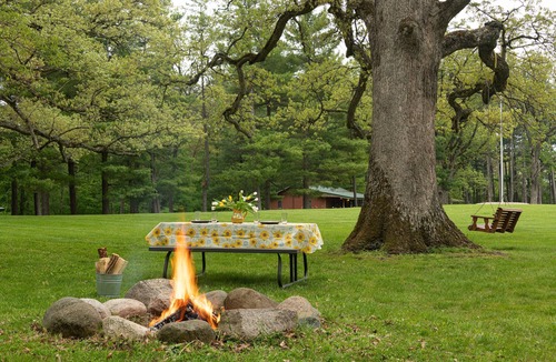 Triumph Cabin | Cabin with Kitchen, Whirlpool Tub & Bonfire Pit Near Starved Rock State Park