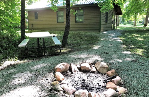 Triumph Cabin | Cabin with Kitchen, Whirlpool Tub & Bonfire Pit Near Starved Rock State Park