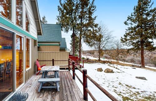Klamath Falls House | Cabin with Mountain Views and Shared Pool and Hot Tub