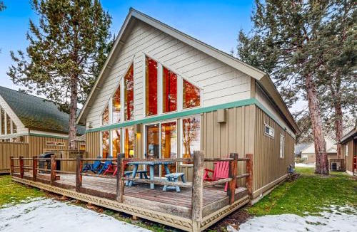 Klamath Falls House | Cabin with Mountain Views and Shared Pool and Hot Tub