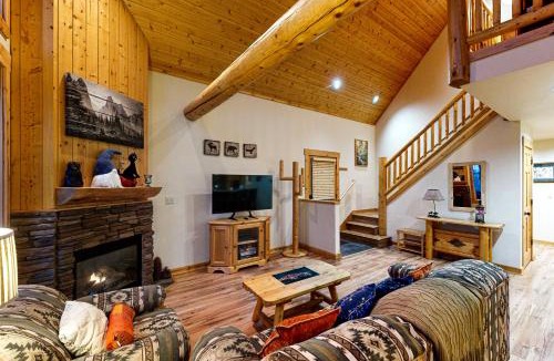 Klamath Falls House | Cabin with Mountain Views and Shared Pool and Hot Tub