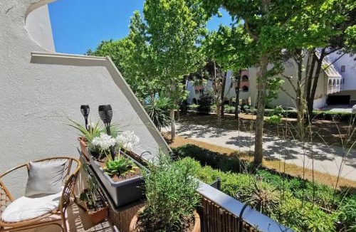 La Grande-Motte Apartment | Cabine cosy et élégante aux berges du ponant