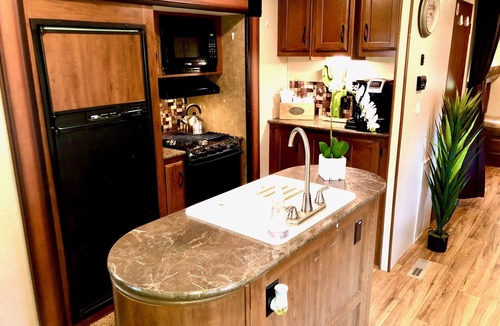 Pedernales Bend House | Cactus Camper has lake views with dock & lake access