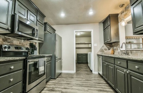North by Northwest House | Cactus Casita *Pets Welcome* Close & Easy access to Campus, Hospitals, and more!