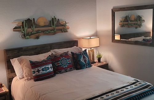 Emperor Estates House | "Cactus Cooler Casita" Pool and Hot Tub "Spa" Large walk-in Shower/Full Kitchen
