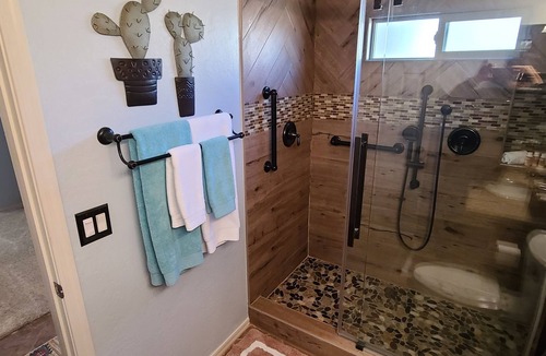 Emperor Estates House | "Cactus Cooler Casita" Pool and Hot Tub "Spa" Large walk-in Shower/Full Kitchen