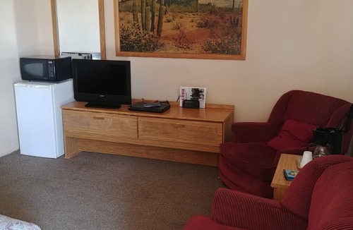 McLean Hotel | Cactus Inn