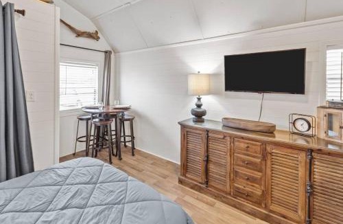 Oil City House | Caddo Lake Cabins- Wyldewood with Kayaks
