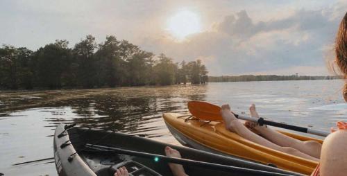 Oil City House | Caddo Lake Cabins- Wyldewood with Kayaks
