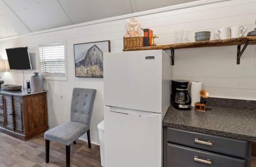 Oil City House | Caddo Lake Cabins- Wyldewood with Kayaks