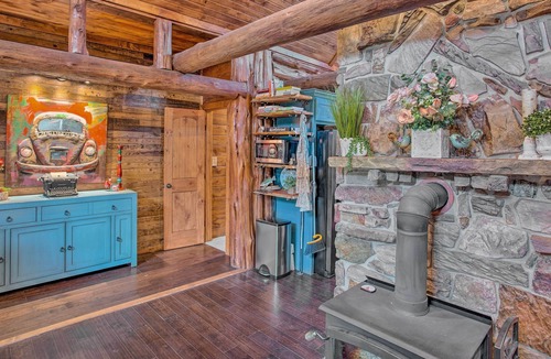 Durant Cabin | Caddo Log Cabin Retreat w/ Updated Interior!