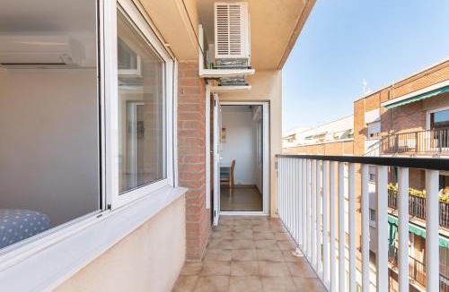 Cornella de Llobregat Apartment | Cadillac Check-in flexible-Bien comunicado-cerca Barcelona
