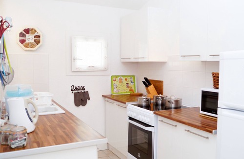 Larzac Apartment | Cadouin - sleeps 4 guests in 2 bedrooms