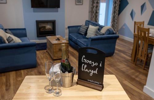 Hendrerwydd House | Caer Fedwen Barns Clwyd Cottage Two Bed, Barn Conversion with Private Hot Tub