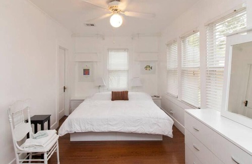 Downtown Hostel | Cajun Stays - Cajun Hostel II - The White Room