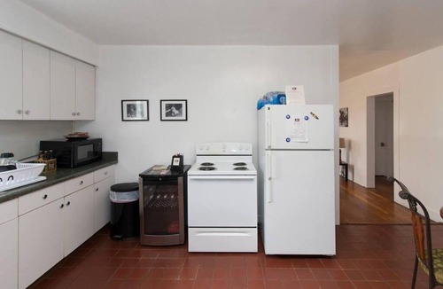 Downtown Hostel | Cajun Stays - Cajun Hostel II - The White Room