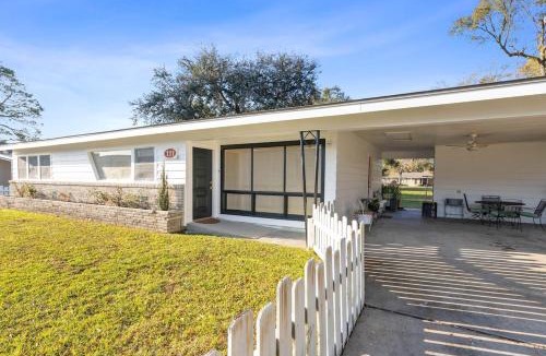Lafayette House | Cajun Stays-Marie Antoinette Pet-Friendly
