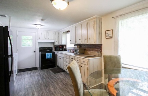 Pooler House | Cake Bungalow – Cozy Pet-Friendly Getaway Near I-95