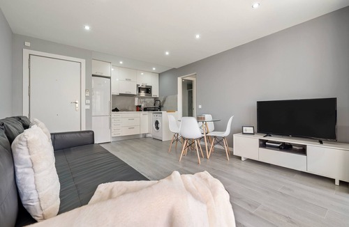 Calafell Apartment | Calafenga Apartment with Sea Views, Wi-Fi, and Air Conditioning