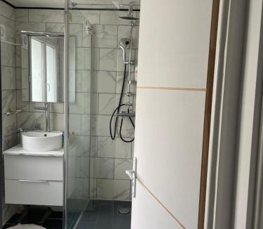 Calais House | Calaisis room bed