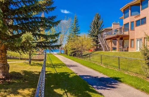 Southeast Calgary House | Calgary Lake House B&B